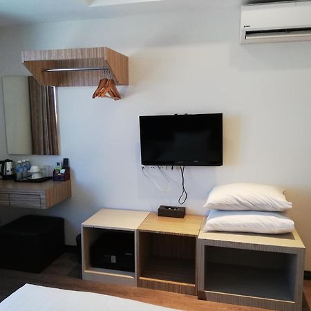Ease Hotel Кота-Кинабалу Экстерьер фото