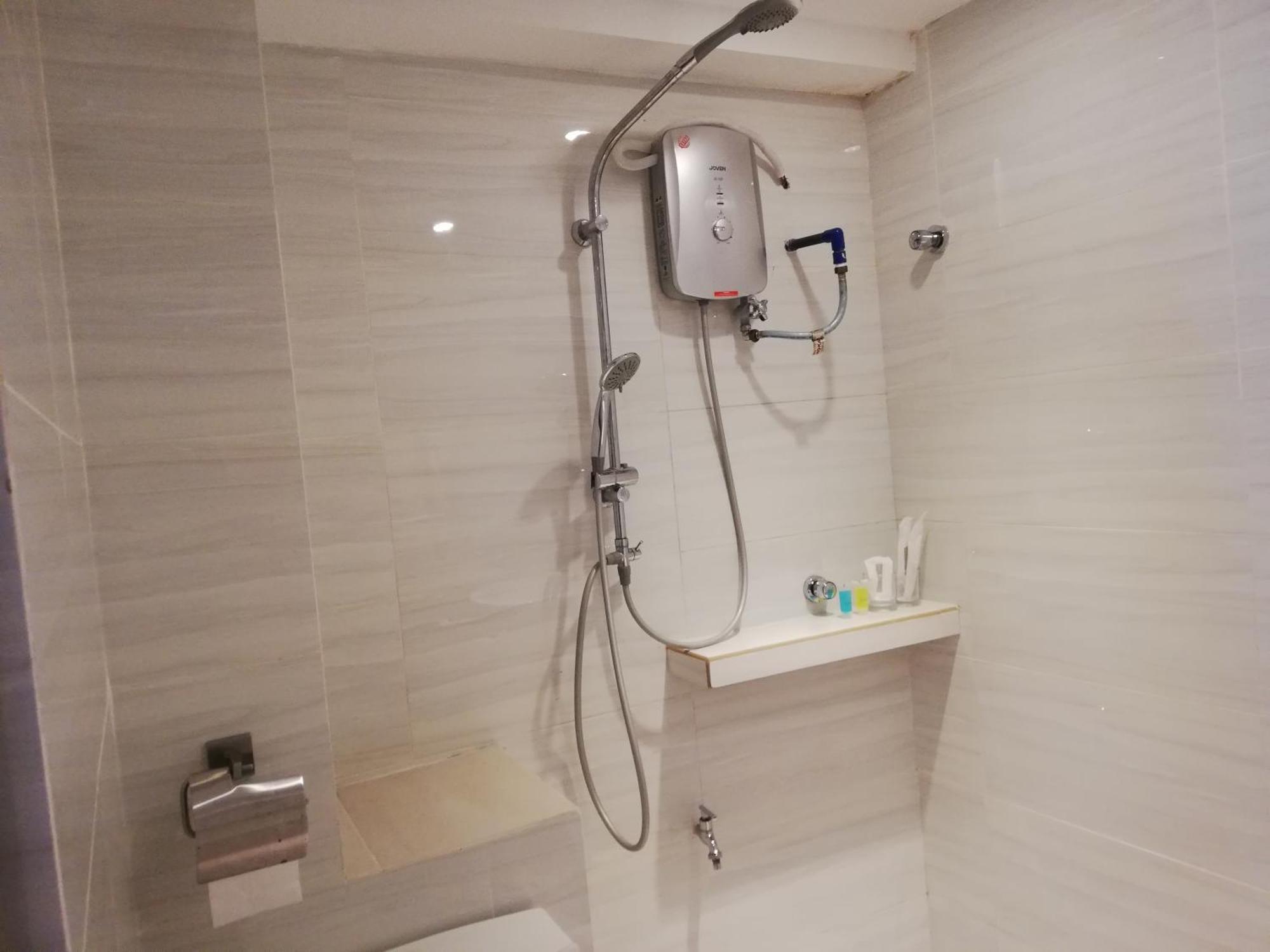 Ease Hotel Кота-Кинабалу Экстерьер фото