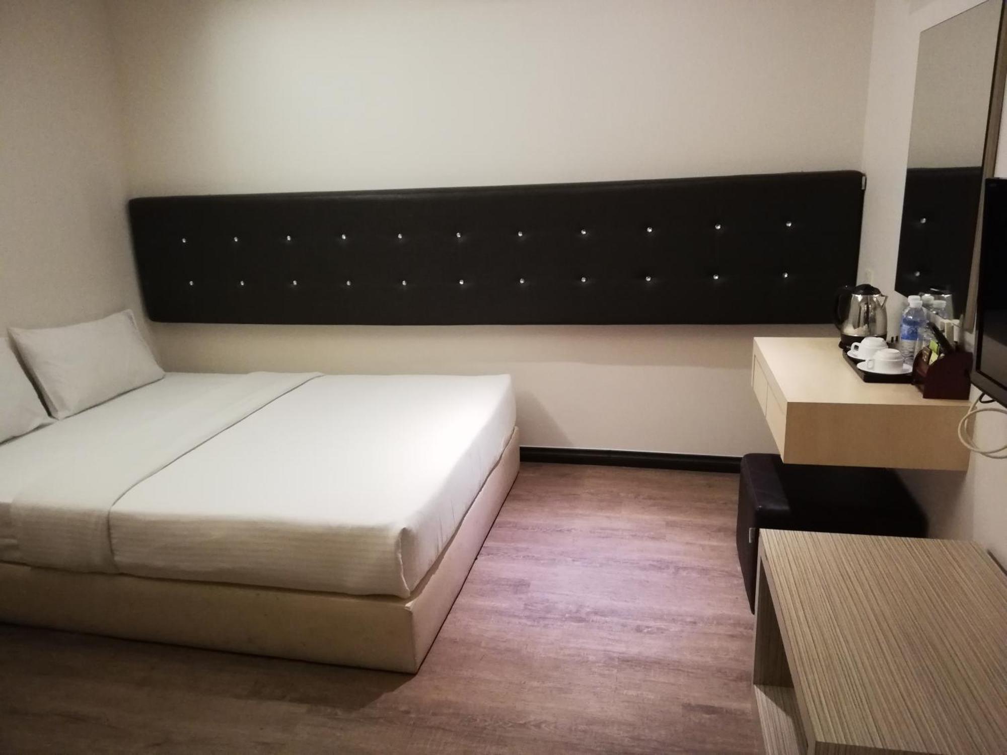 Ease Hotel Кота-Кинабалу Экстерьер фото