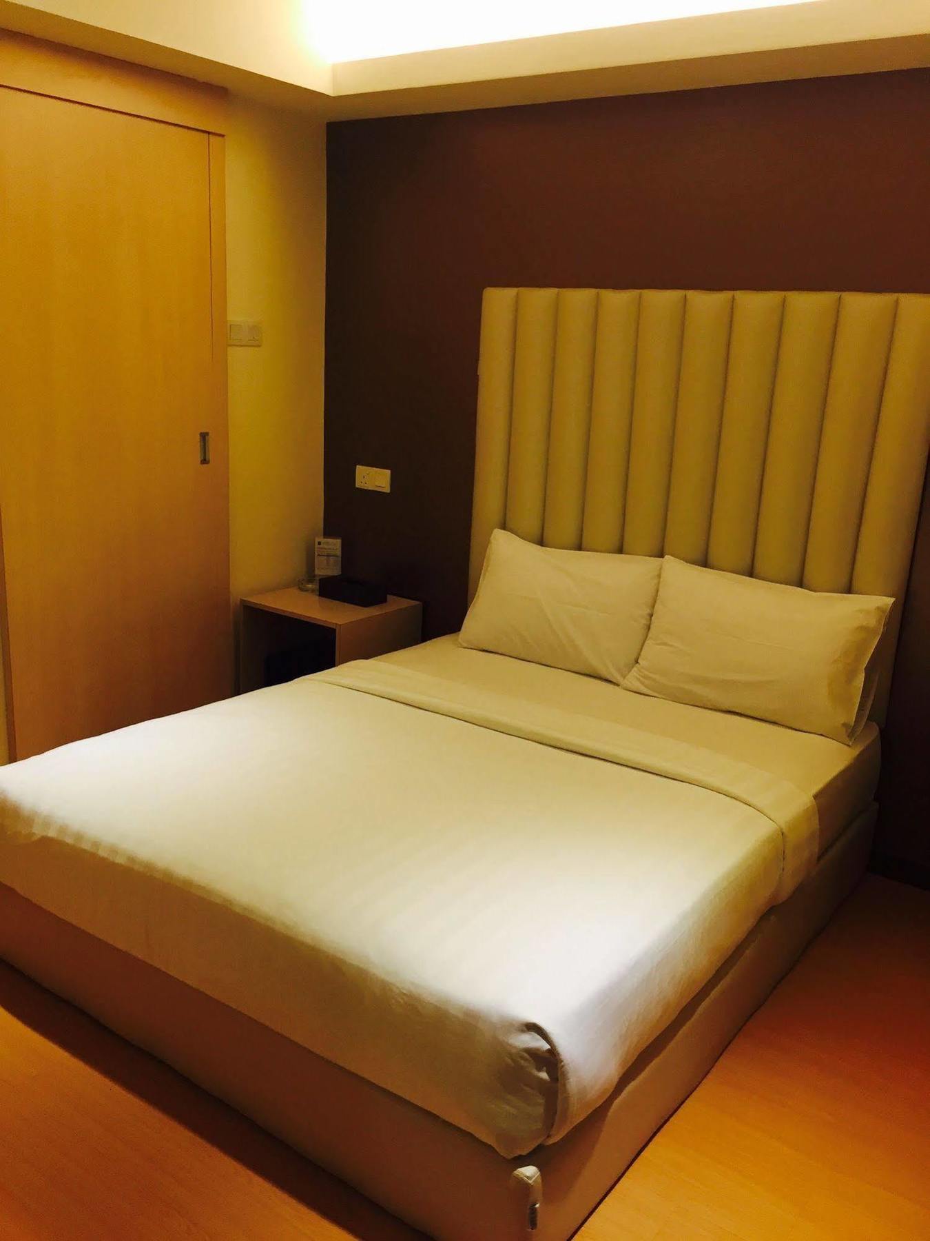 Ease Hotel Кота-Кинабалу Экстерьер фото