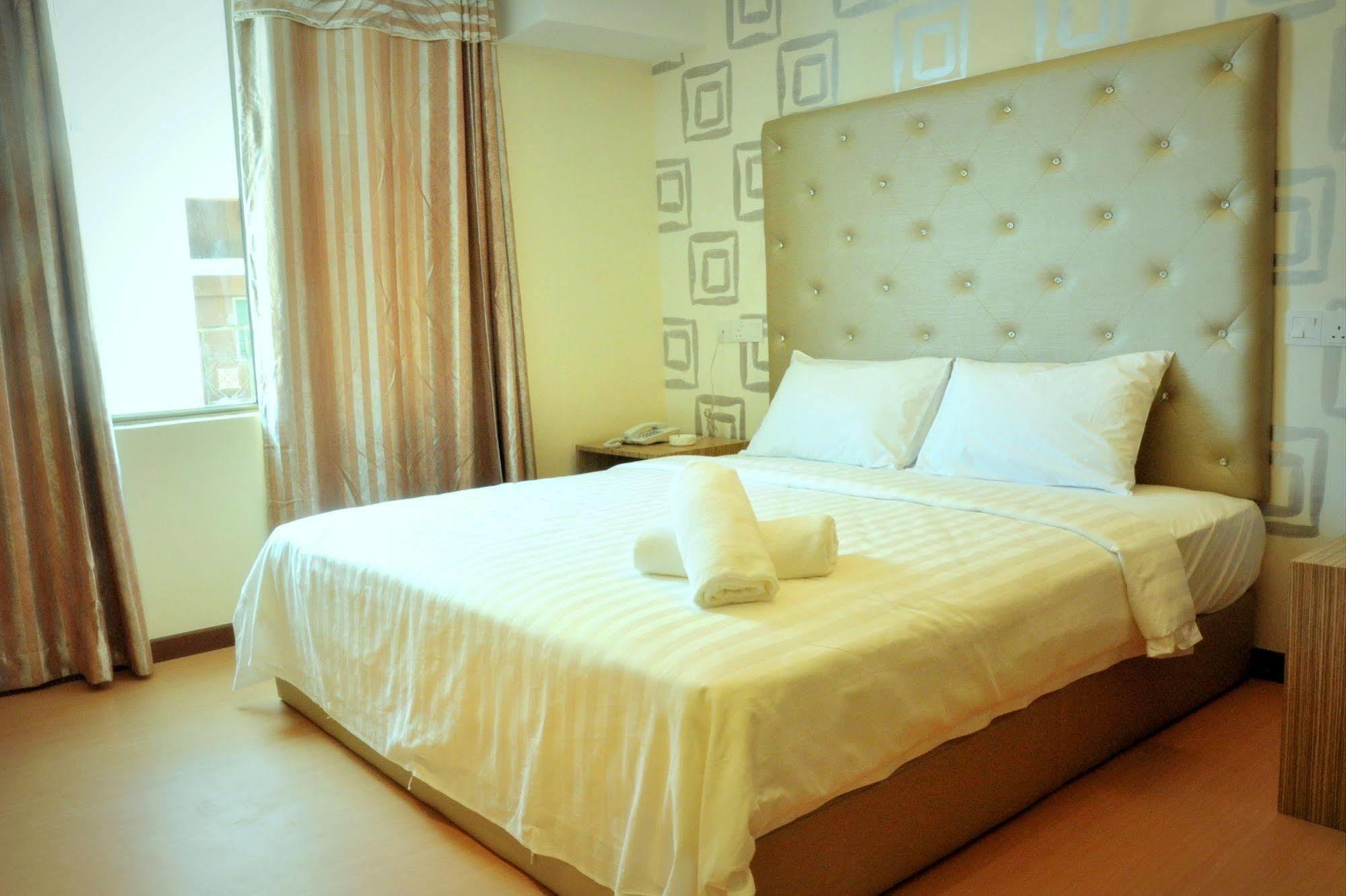 Ease Hotel Кота-Кинабалу Экстерьер фото