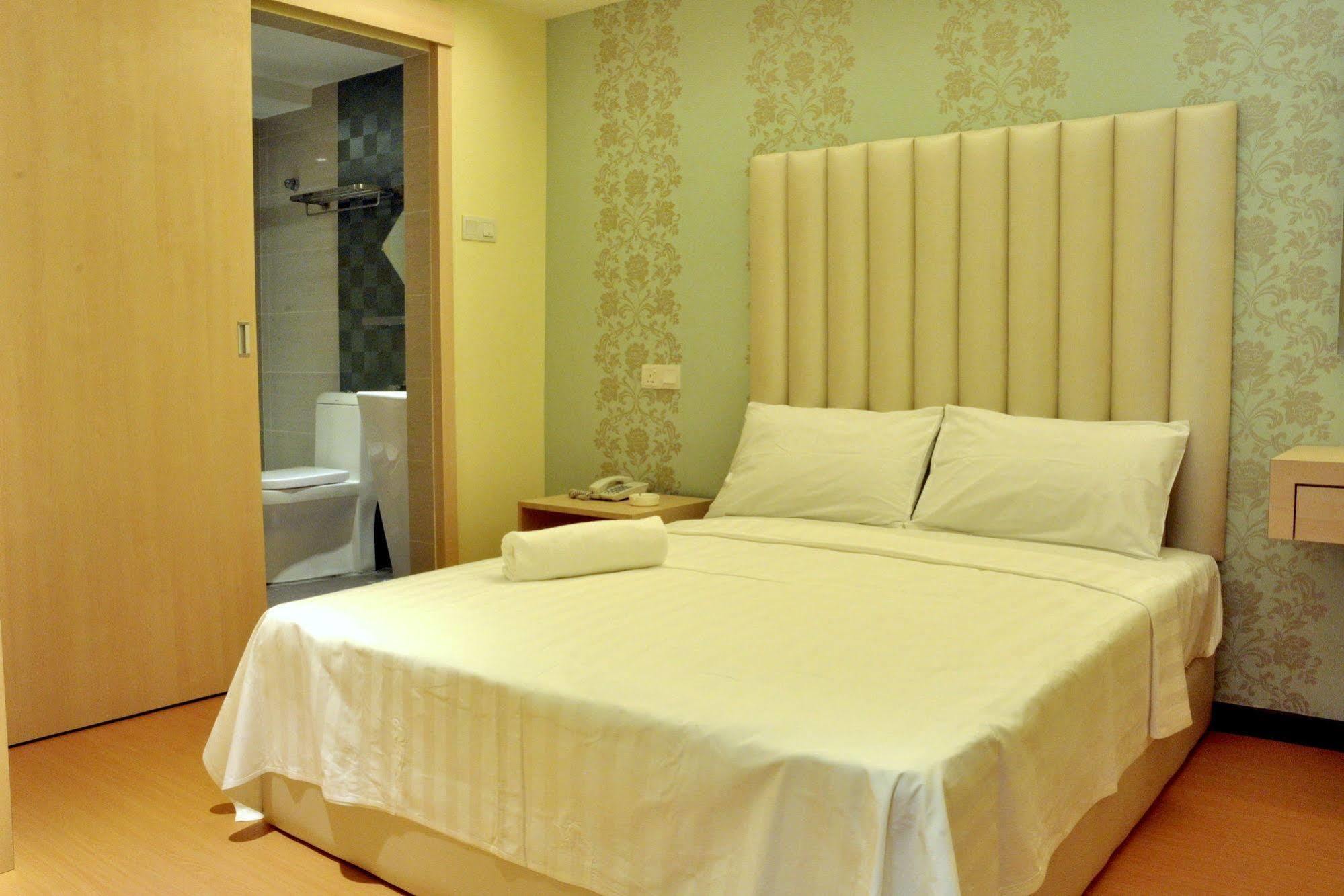 Ease Hotel Кота-Кинабалу Экстерьер фото