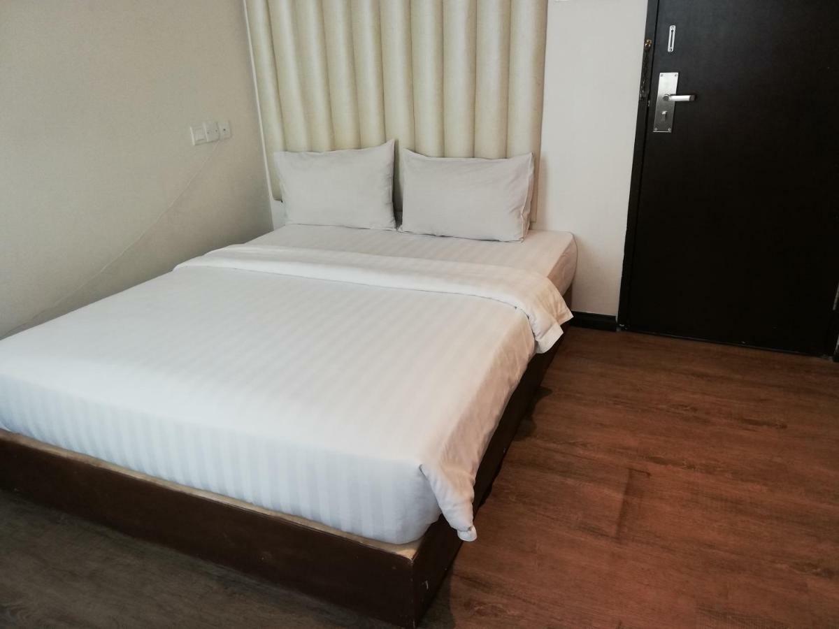 Ease Hotel Кота-Кинабалу Экстерьер фото